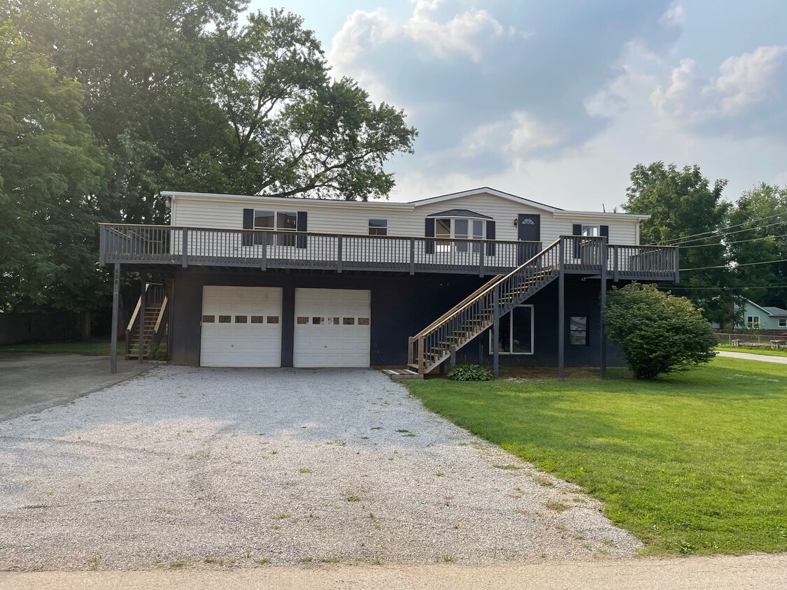 Primary Photo - Raised ranch home located on Front St. in ...