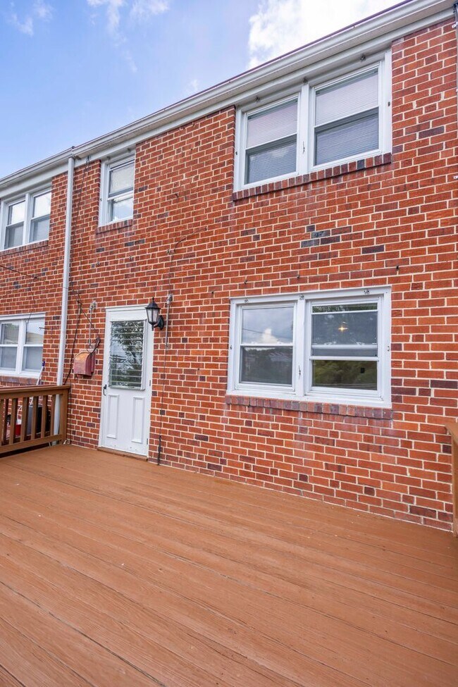 Building Photo - Charming 3 Bedroom Townhome in Halethorpe!