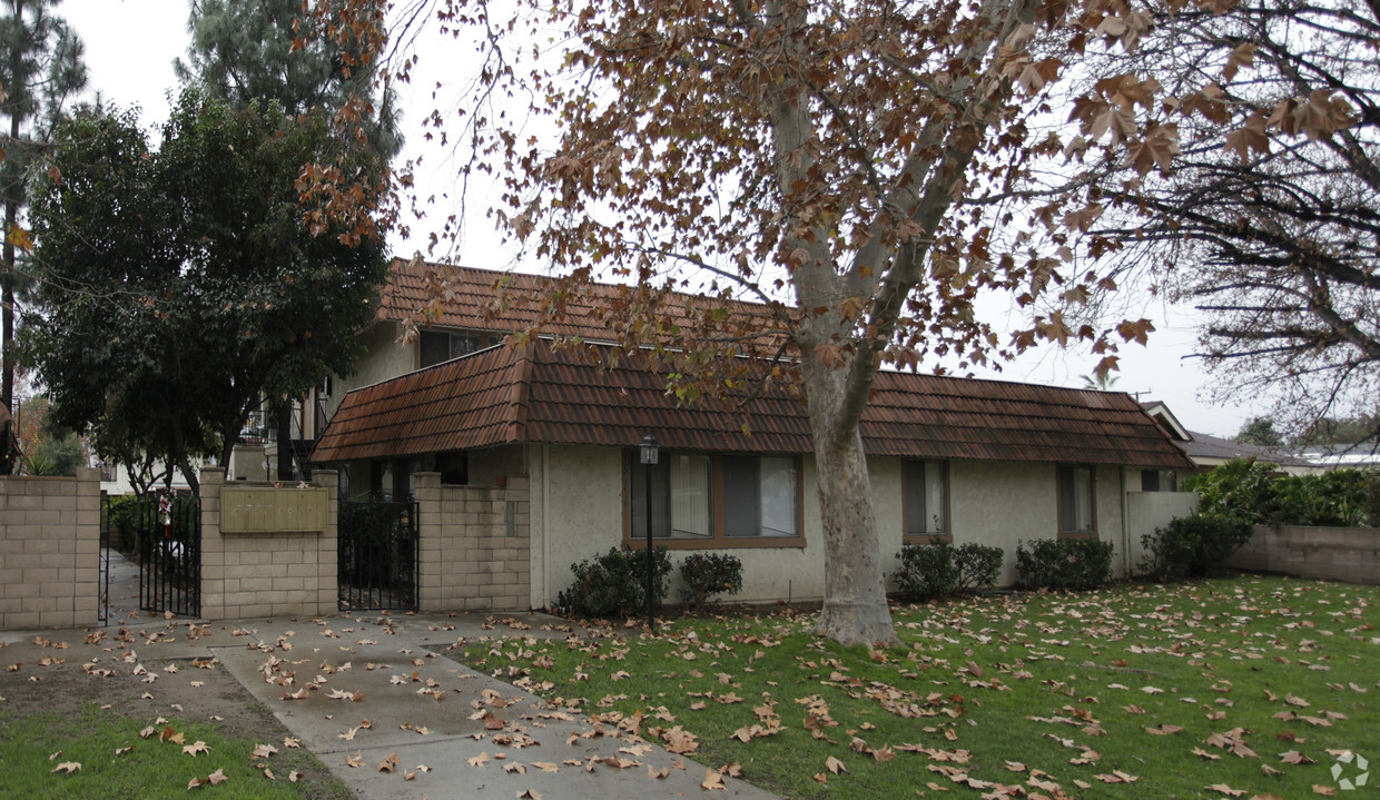 Primary Photo - 511 W Berkeley Ct