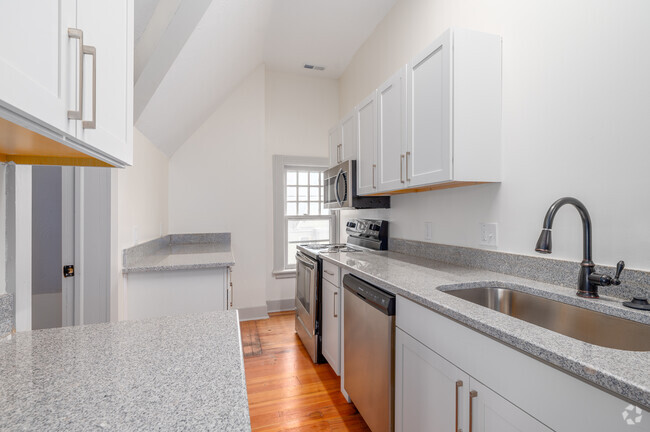 1 BD, 1 BA - 1000SF - Kitchen - 304 - 1848 E 89th St