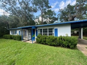 Building Photo - 830 Apache St