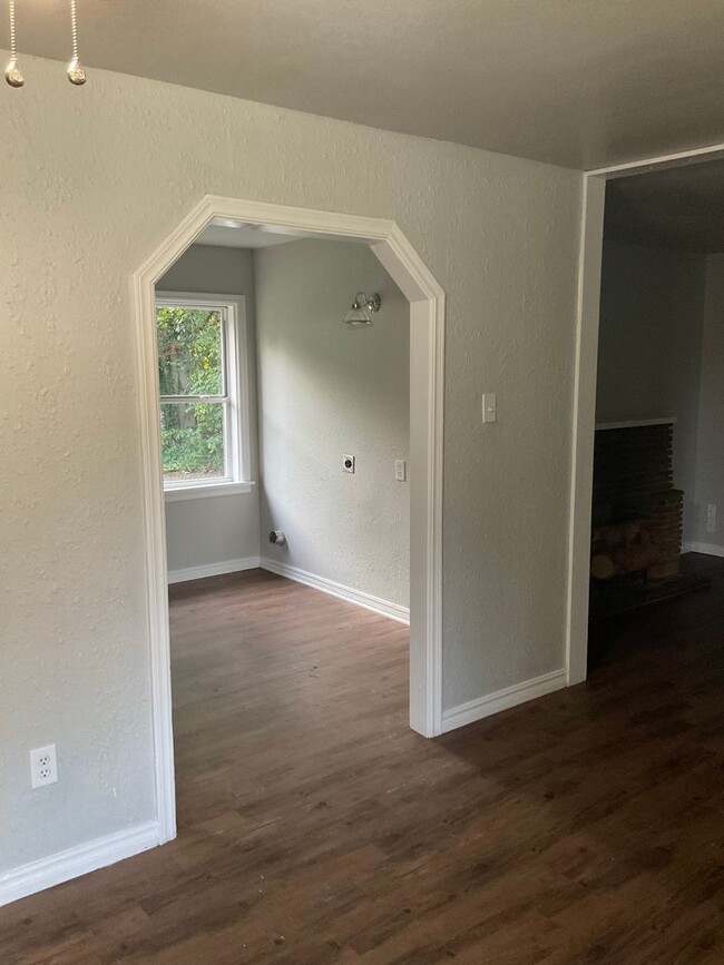 Building Photo - 2 bedroom home on half acre on dead