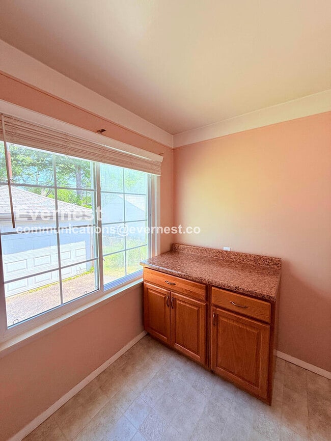 Building Photo - 2 Bed/2 Bath Home with Detached Garage / Pet-Friendly / Vouchers Accepted / Available Now!