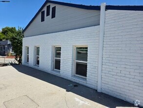 Building Photo - 818 E Rte 66