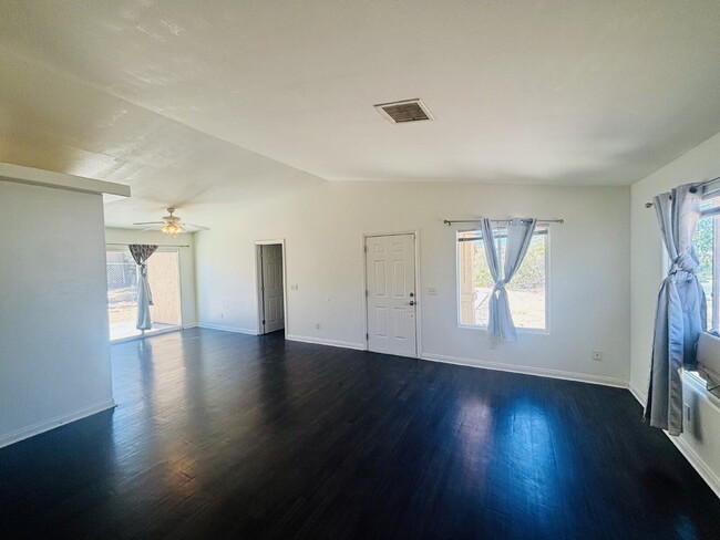 Building Photo - 4 Bedroom, 2 Bath Home with Attached Garag...