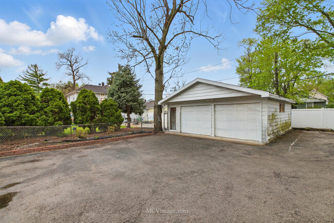 Building Photo - 355 N Hickory St