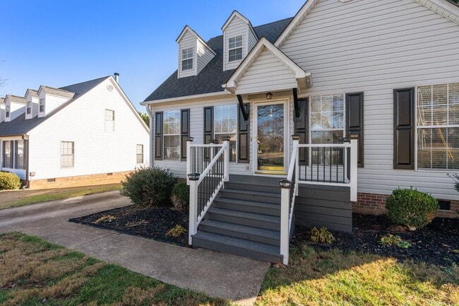 Building Photo - Gorgeous 3 Bed/2 Bath Cape Cod in the hear...