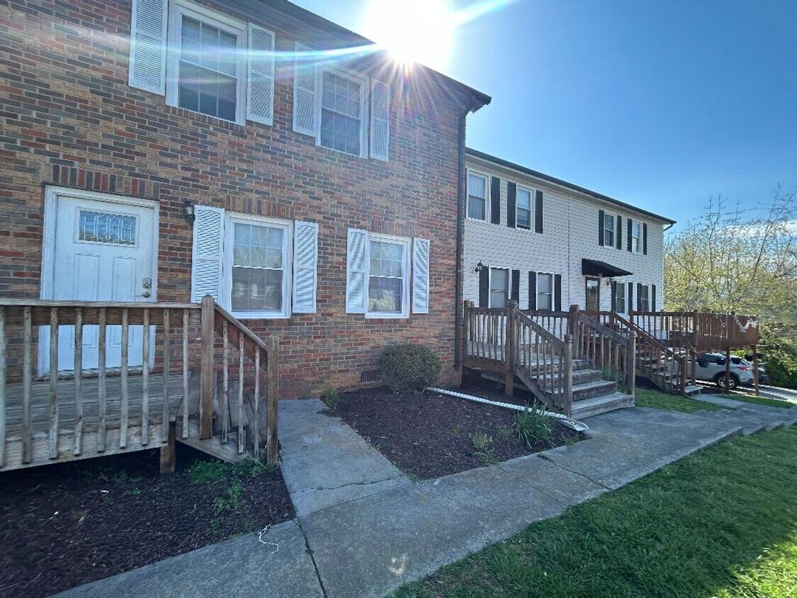 Foto principal - Spacious 3 bed Town Home!