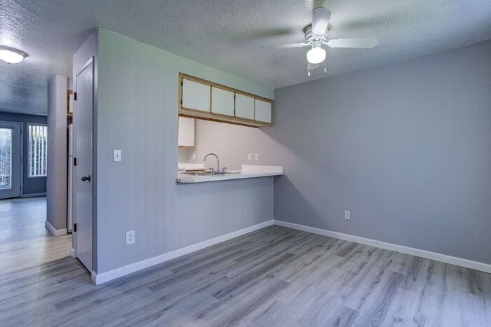 Foto principal - 2 bedroom unit. Pets OK! Lots of upgrades!...