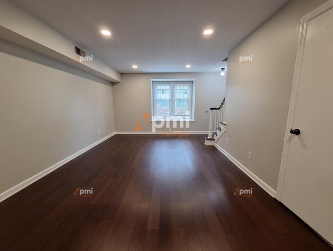 Building Photo - 3083 Colonial Way