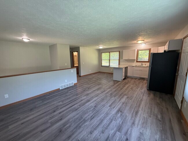 Foto del edificio - 4933 Cannonsburg Rd NE