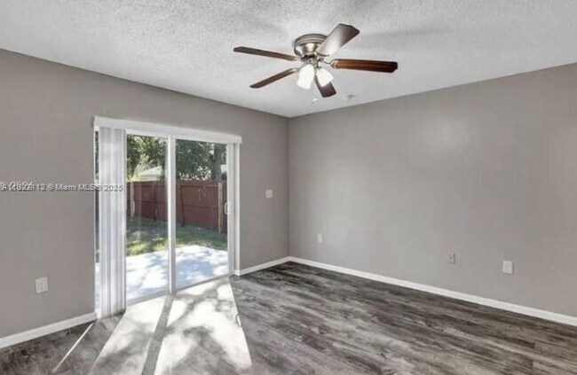 Foto del edificio - 2110 Whispering Trails Blvd