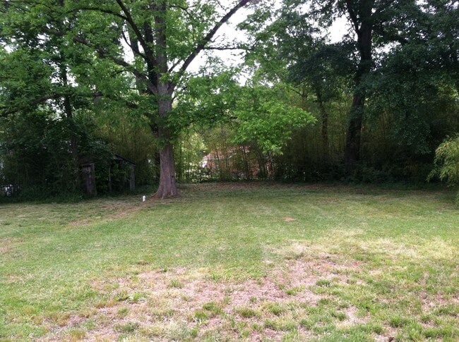 Building Photo - 3Bed/1Bath House Downtown for August 2026!