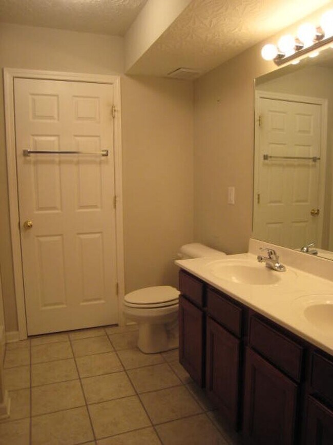 Foto del edificio - 4 Bed 2 Bath Home w/ Garage & Fenced in ba...