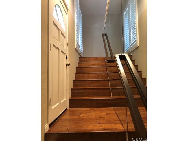 entry stairway - 315 S Van Buren St