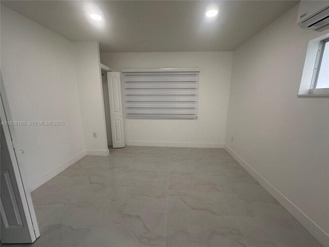 Foto del edificio - 20625 Jacaranda Rd