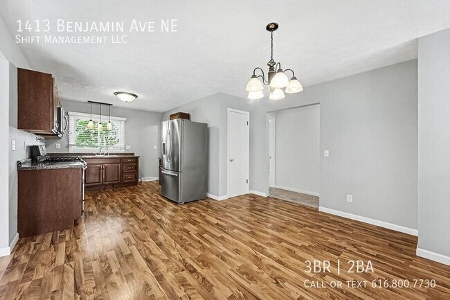 Foto del edificio - 1413 Benjamin Ave NE