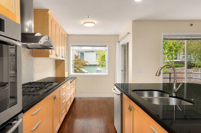 Building Photo - 3 bedroom townhome in perfect location in ...
