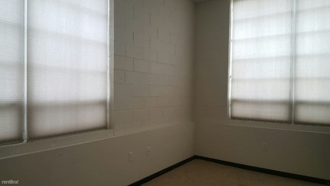 Building Photo - 420 W River Dr