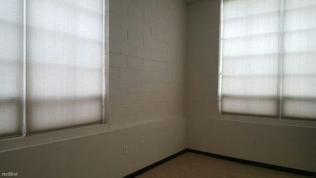 Foto del edificio - 420 W River Dr