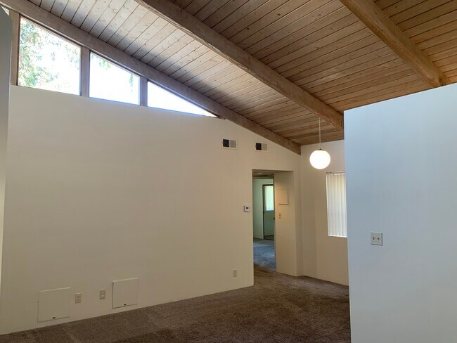 Ventana de claristorio - 2491 S Barrington Ave