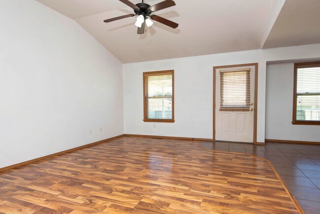 Building Photo - 1008 E Hampton Dr