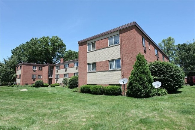 Building Photo - 22110 River Oaks Dr