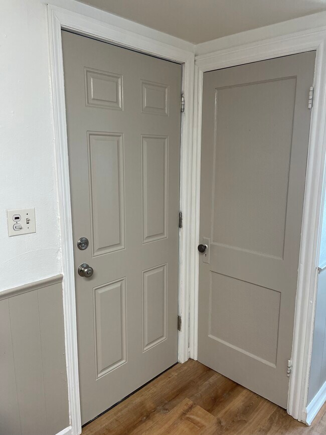 Puerta de entrada y puerta de la despensa - 222 N Main St