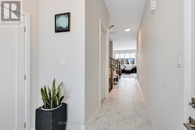 Building Photo - 5 Cherry Blossom Hts