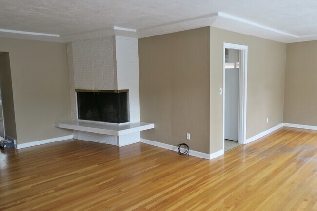 Building Photo - Refurbished Bridlemile 4 bedroom - fresh p...