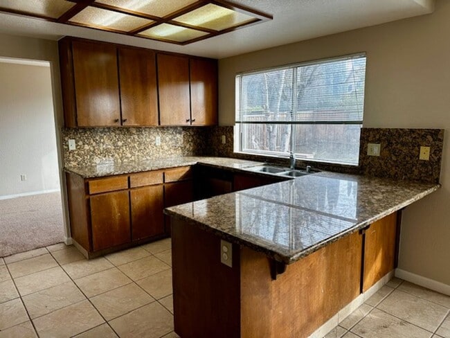 Building Photo - 4 bedroom 3 bathroom in Tracy