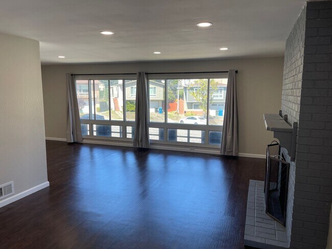Building Photo - Super updated 4 bedroom 2 bath House Pacifica
