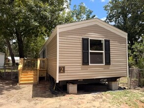 Building Photo - 621 Live Oak St