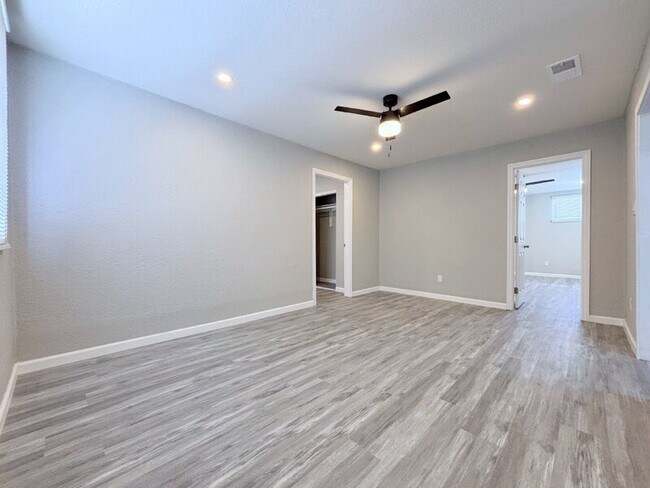 Building Photo - 1414 E 61st St