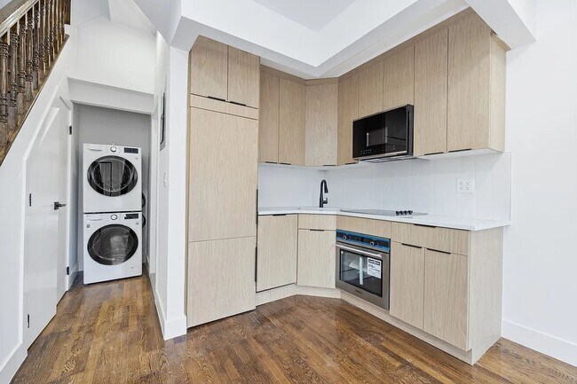 Building Photo - 428 Seventh Avenue