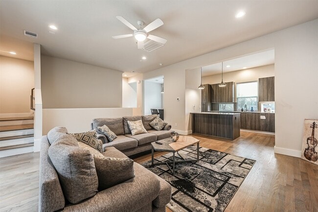 Photo - 2136 Dennis St House