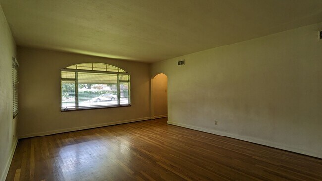 Foto del edificio - 3 Bed 2 Bath Near Downtown COS