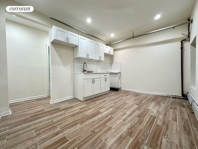 Building Photo - 200 W 119th St