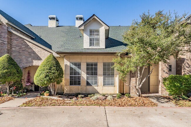 Building Photo - UPDATED and SPACIOUS 3/3 Townhome near Cou...