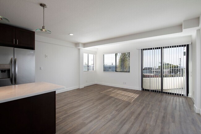 Foto del edificio - Beautiful Bird Rock 2 Br with W/D and Garage Parking ~ Amazing Location!