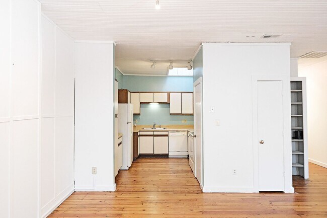 Building Photo - Charming Downtown Charlottesville Apartmen...