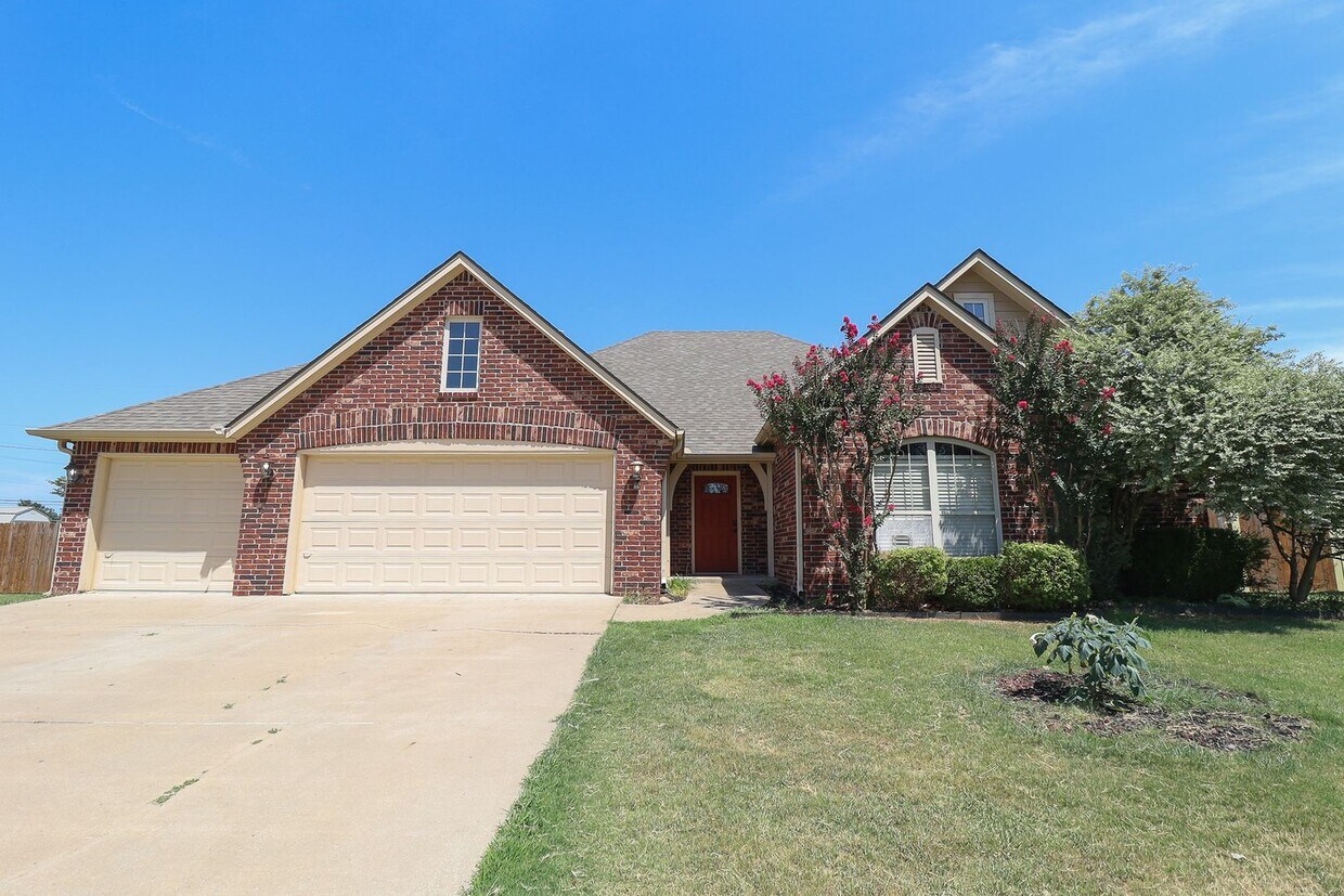 Primary Photo - Spacious 4 bedroom 3 bathroom home In Sand...