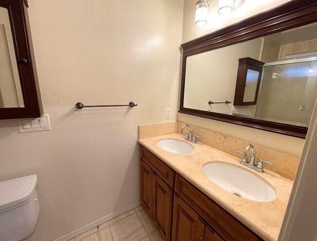 Foto del edificio - Centrally Located LA Home Near SoFi Stadium with Yard & Parking - MOVE IN READY