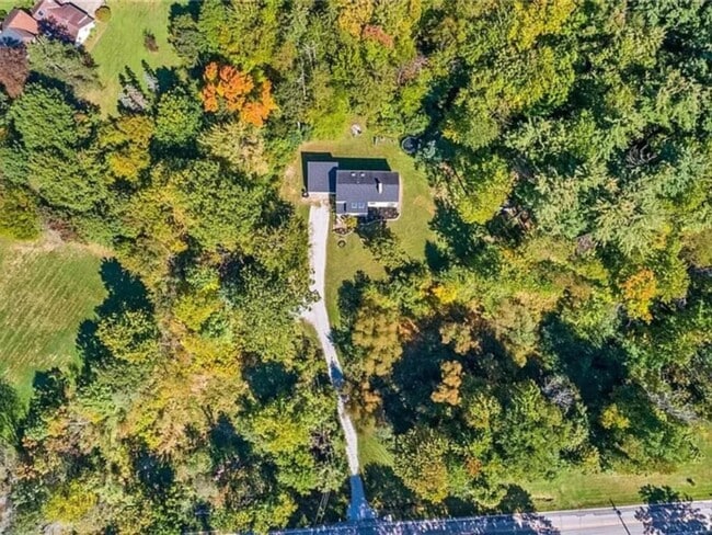 Building Photo - Spacious 4BR House in Chagrin Falls
