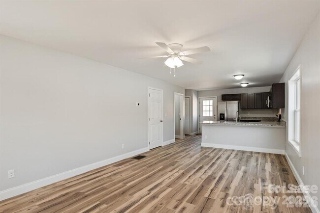 Foto del edificio - 275 Quinn Hill Ln