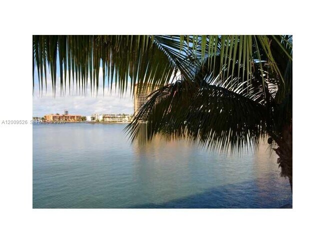 Foto del edificio - 17100 N Bay Rd