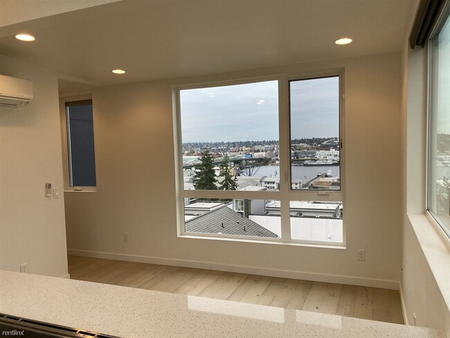 Building Photo - 2 br, 2 bath Townhome - 1220 West Emerson ...