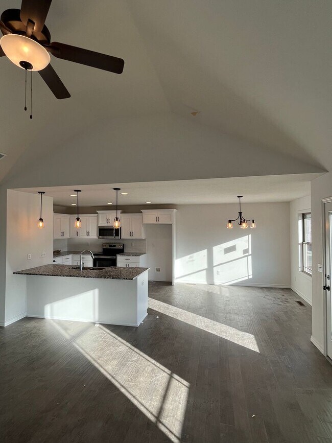 Foto del edificio - Nearly new 3 bed, 3 bath with Springfield ...