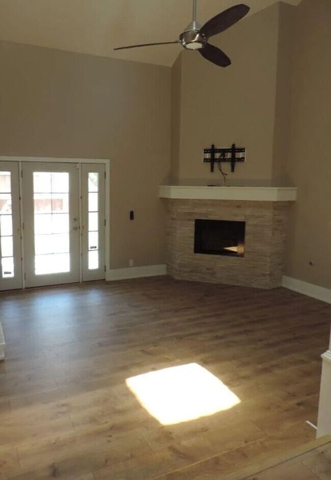 Foto del edificio - Beautiful 3-bed, 3-bath Home