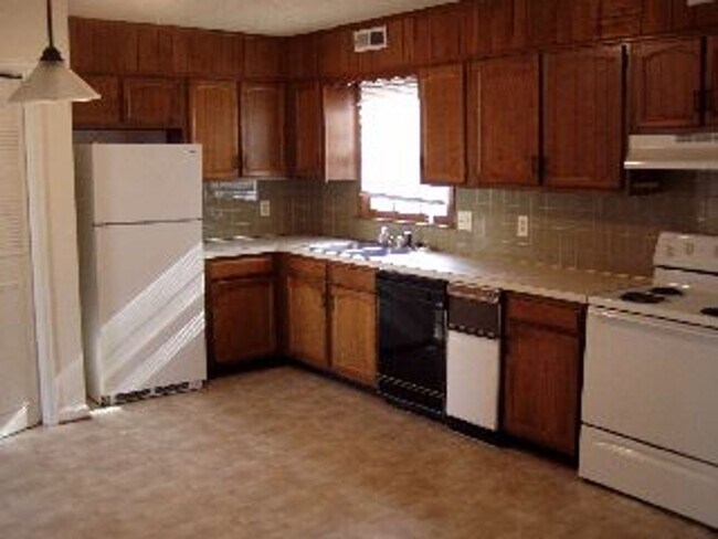 Building Photo - Lovely 3 bed, 1.5 bath, Located near Lynch...